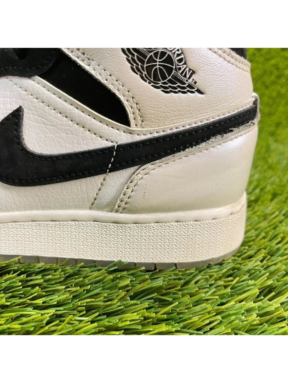Nike Air Jordan 1 Mid Boys Size 5.5Y White Athletic Running Shoes Sneakers